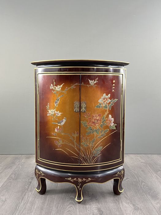 Вінтажний кутовий комод в азіатському стилі