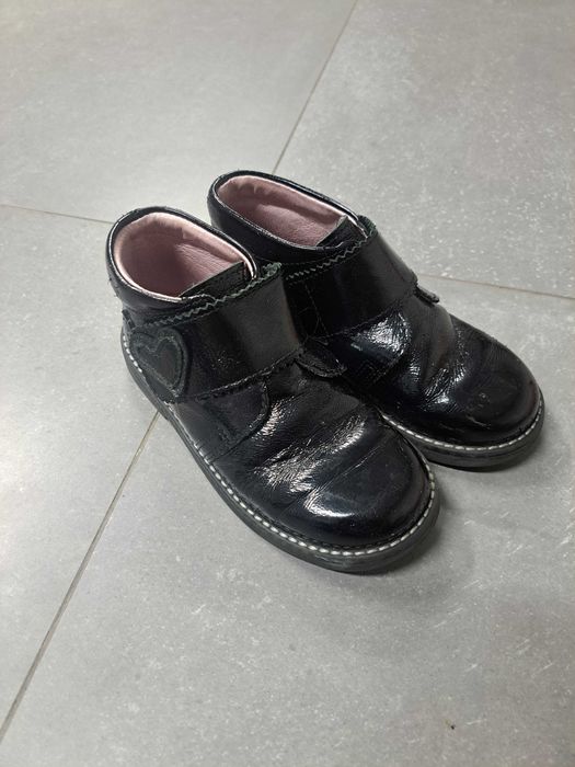 Bota preta menina