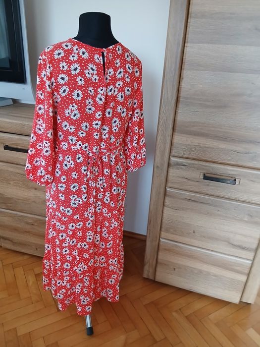 Dłuższa luźna sukienka z  falbankami na dole  42