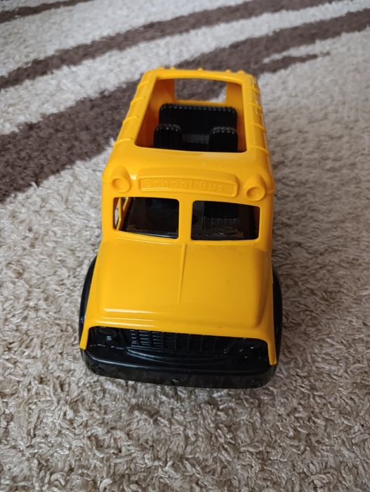 Игрушечные машинки.