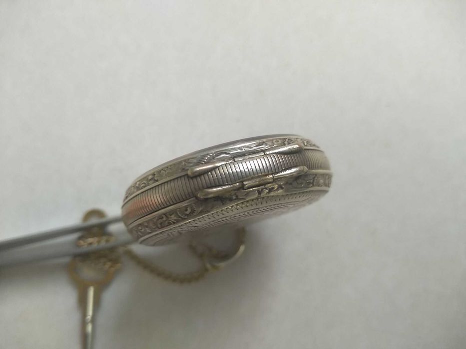 Невеликий срібний декоративний циліндрик