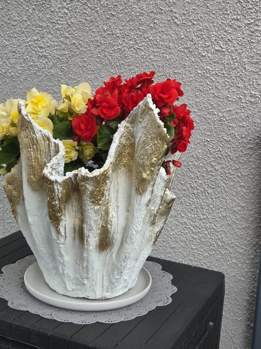 Donica betonowa ozdobna czarna lub biala