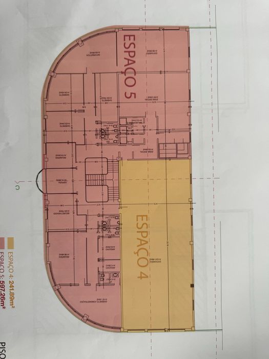 Grande armanzem com 2 cais com altura interior de 8/9 metros