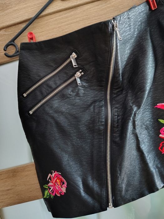 Spódniczka mini S spódniczka z haftem wiskoza ekoskóra H&M