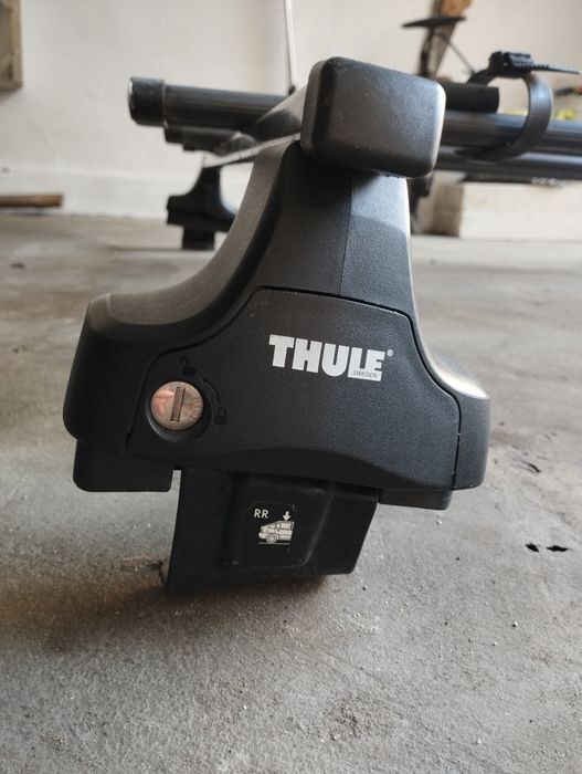 Bagażnik dachowy Thule z 3 uchwytami na rowery