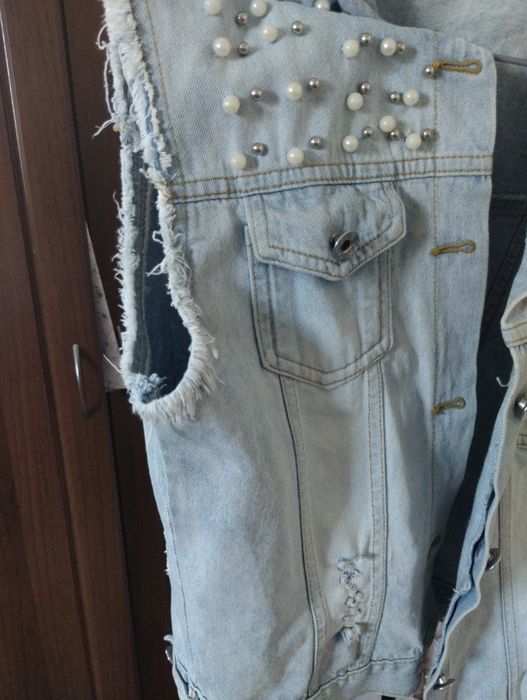 Джинсова жилетка безрукавка