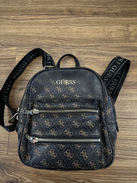 Mały plecaczek GUESS
