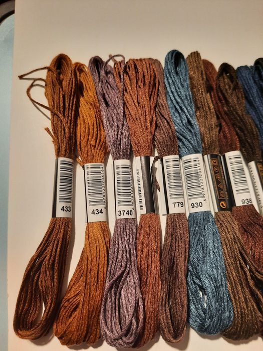 20 meadas de fio para bordados, ponto cruz e costura.