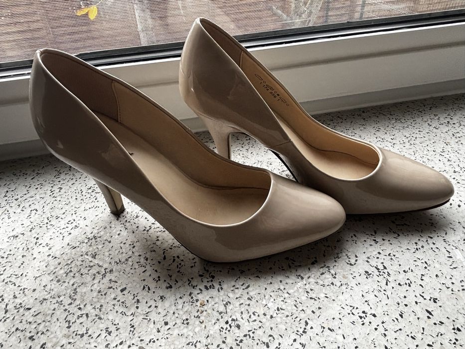 Buty beżowe na obcasie firmy Graceland