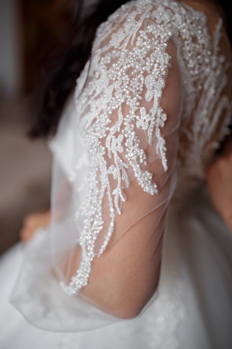 Сукня весільна пишна з шлейфом