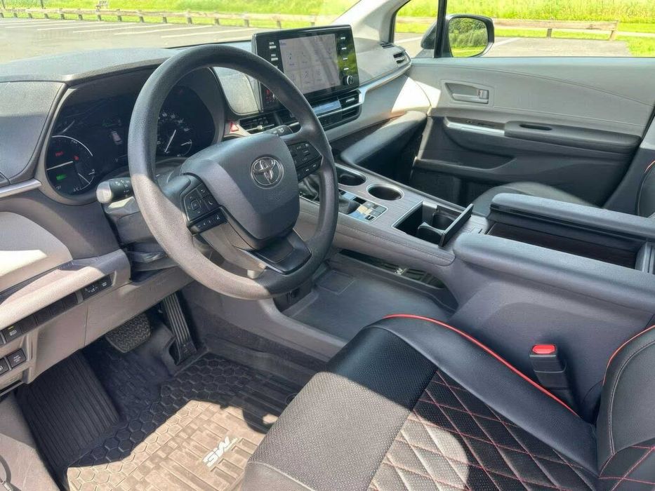 Toyota Sienna LE 8-Passenger      2024