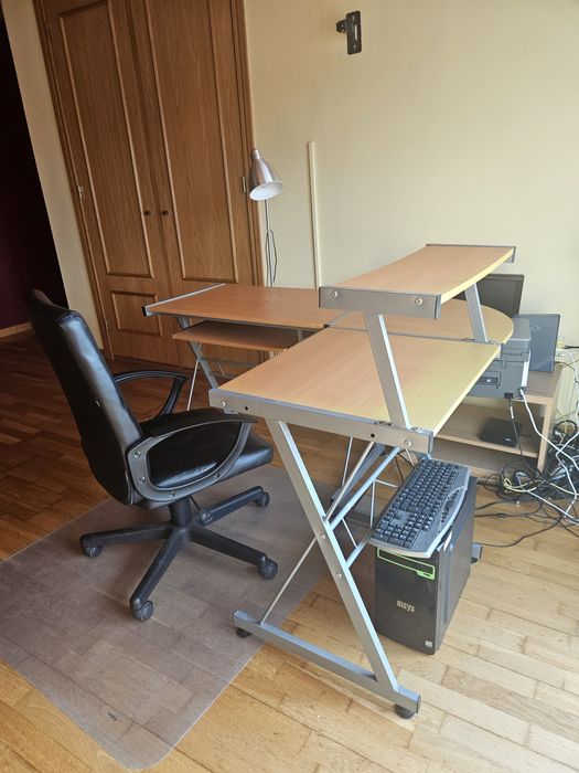 Secretária em L com oferta de cadeira