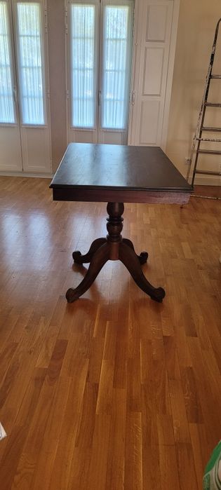 Mesa de sala de estar em madeira