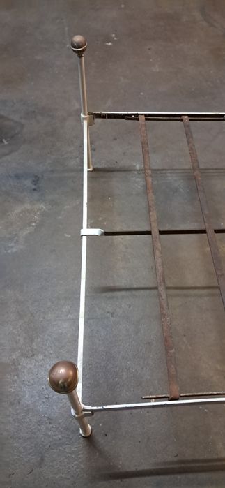 Cama de ferro antiga