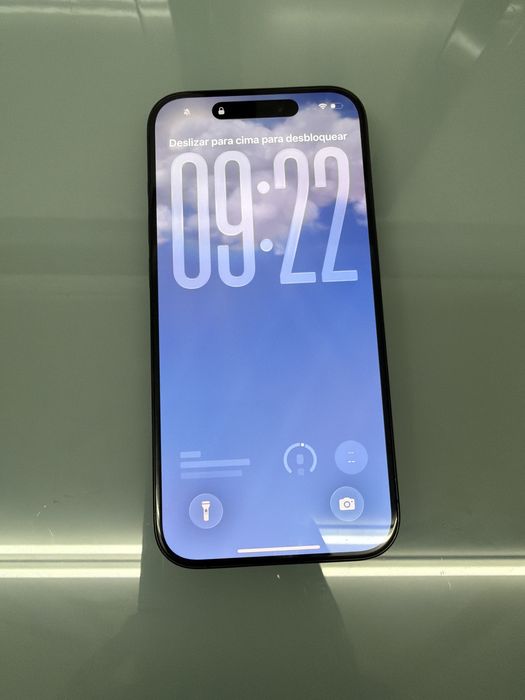 iPhone 15 Pro na cor azul