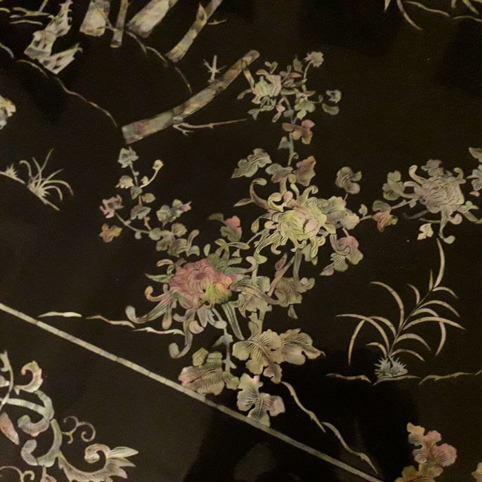 Продам стол инкрустированный перламутром +8 таких же  стульев.Говори