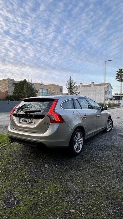 Volvo V60 D4 Summum 163cv – Motor 5 cilindros – Full Extras - Excelente estado -Nacional