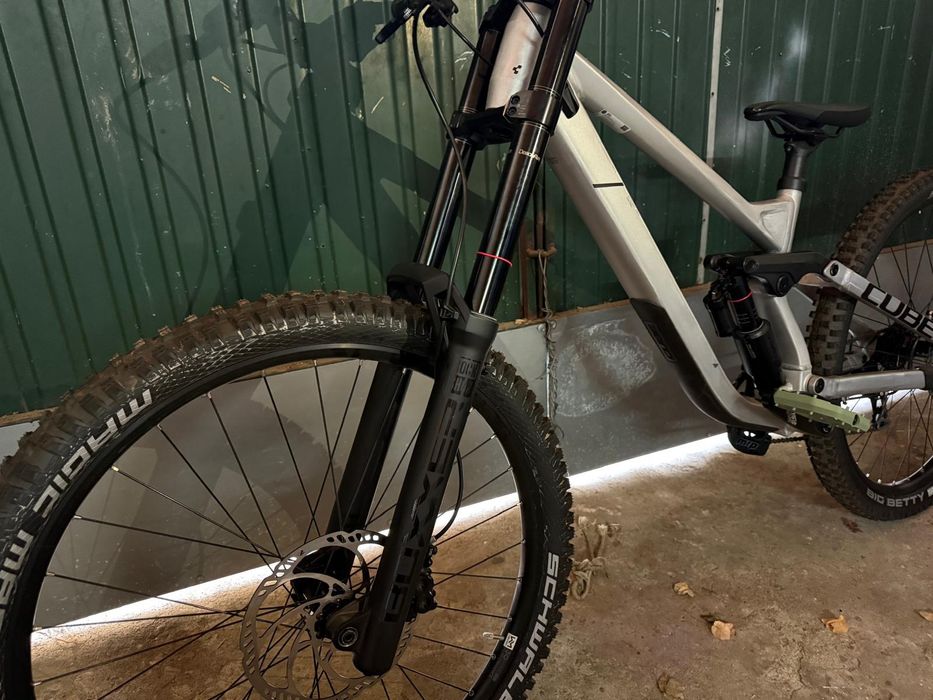 Bicicleta de downhill cube 215 *NOVA*