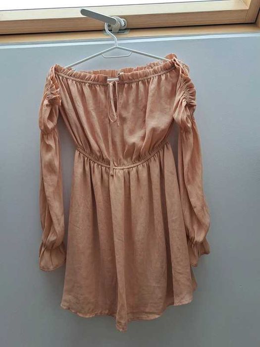 Pudrowa sukienka hiszpanka NLY Trend • Rozmiar S