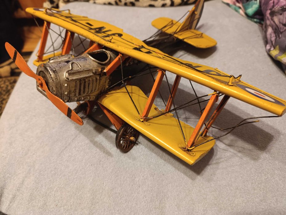 stary duży metalowy samolot zabawka