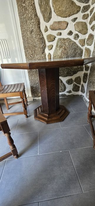 Mesa octogonal com tampo branco + 3 cadeiras de madeira