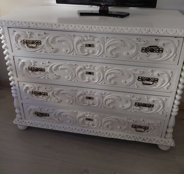 Mobilia de quarto estilo antigo lacada  a branco