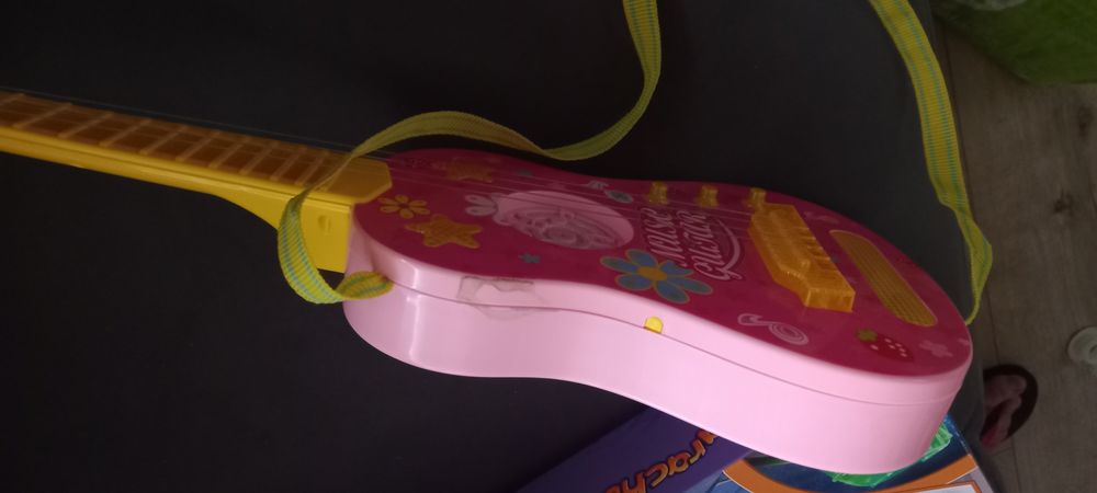 Grająca i świecącą gitara