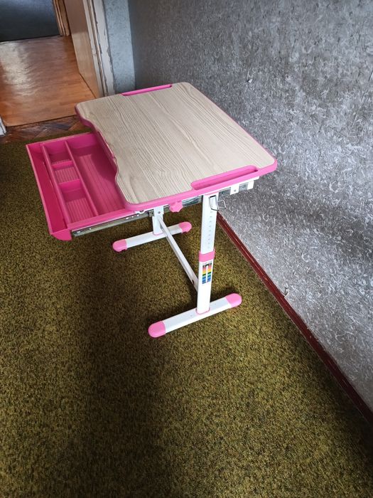 Парта детская, розовая.