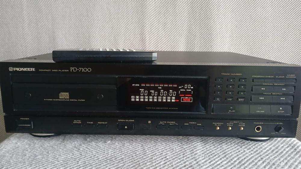Pioneer PD 7100 + пульт , СД - плеер .