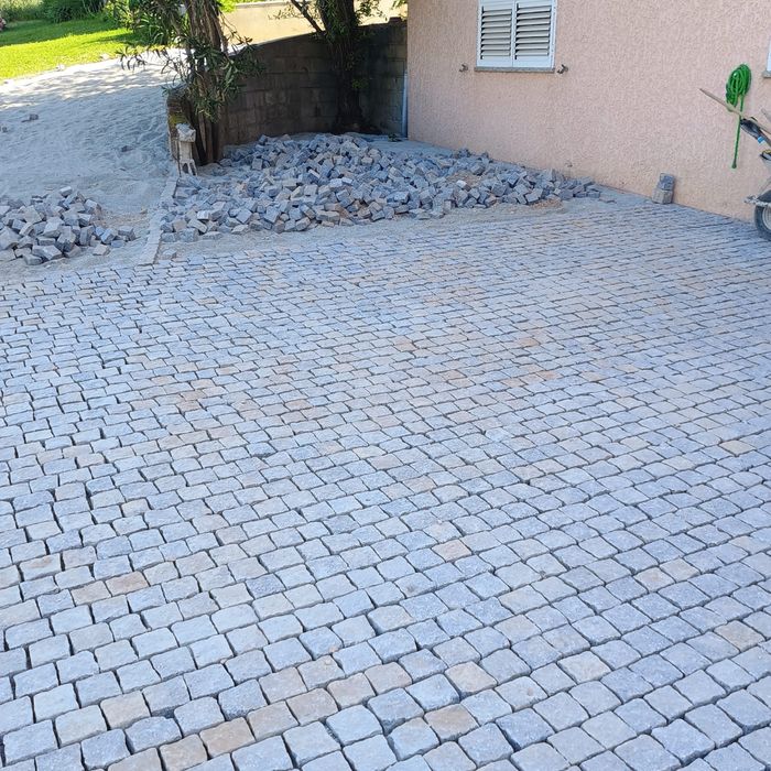 Calcadas e lancil e pave e muros em pedra