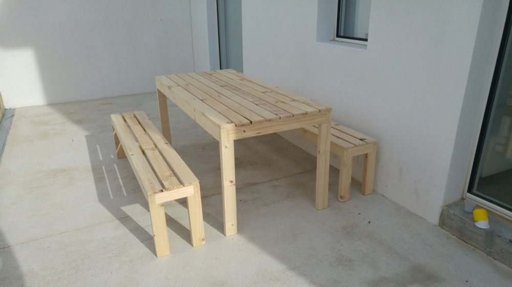 Conjunto de mesa e dois bancos corridos.