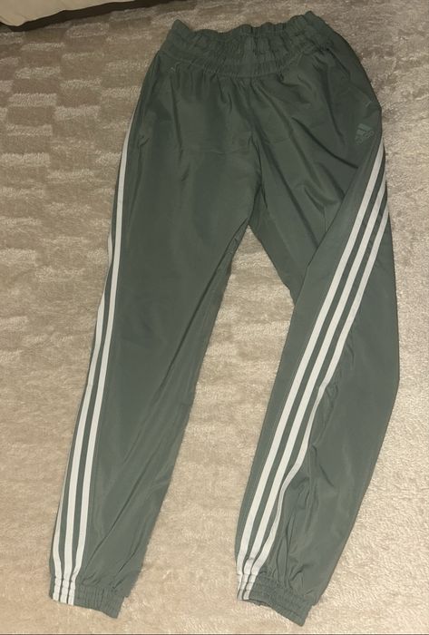 Штани adidas зелені