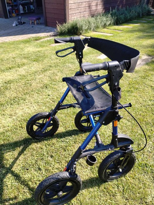 Aluminiowy chodzik na dużych pompowanych kołach.