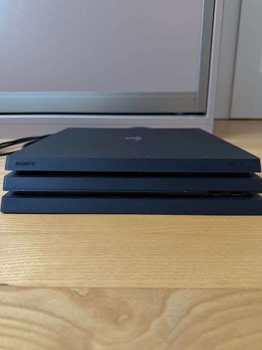 PlayStation 4 Pro 1TB + Pad + 3 Gry