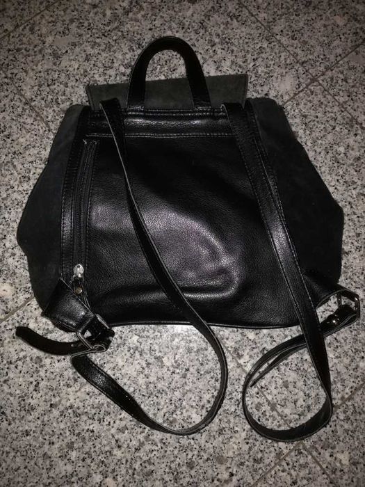 Mochila preta em pele