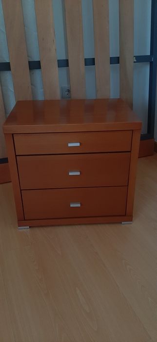 Mobília de quarto em madeira de qualidade – cama + estrado + mesa de cabeceira + colchão