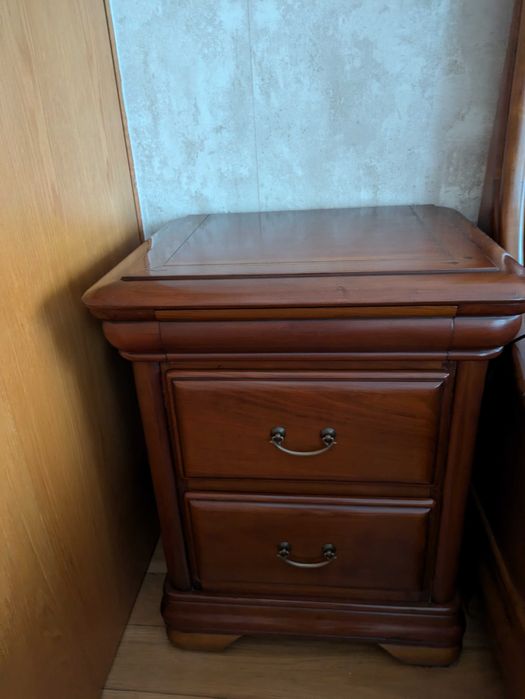 Mobilia quarto, em madeira Cerejeira. Cama+ duas mesas cabeceira+ poltrona +camiseiro