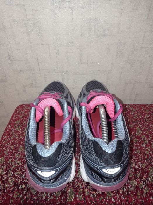 Бігові кросівки фірми Sauconu  41 розміру