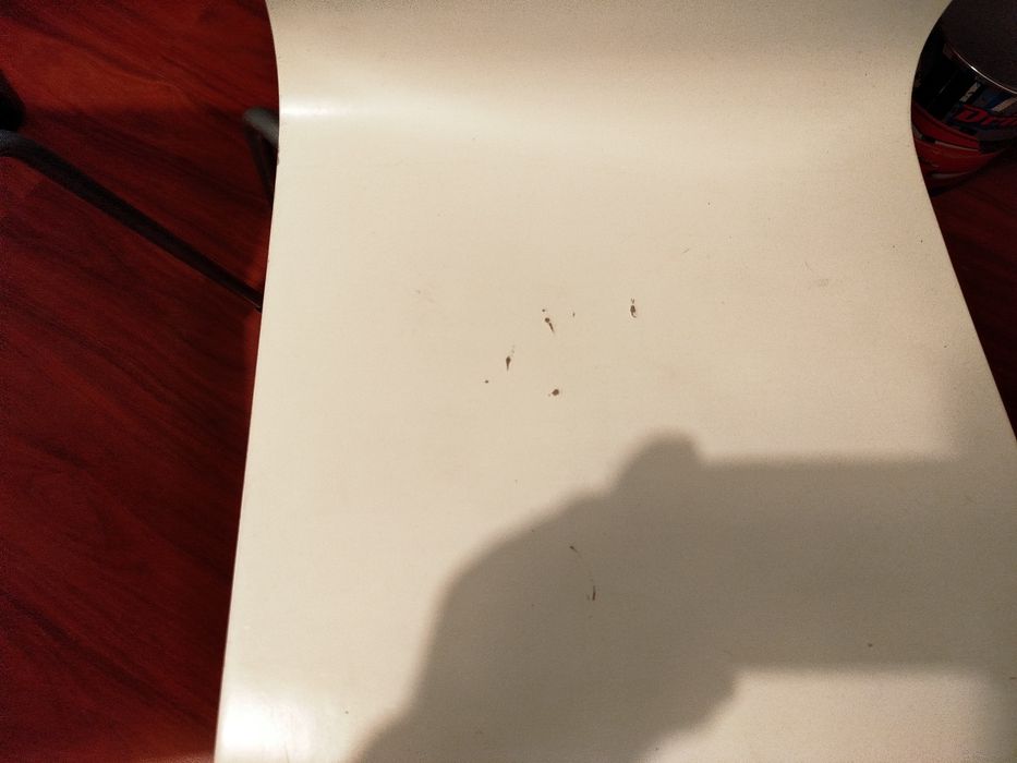 2 cadeiras com marcas de uso