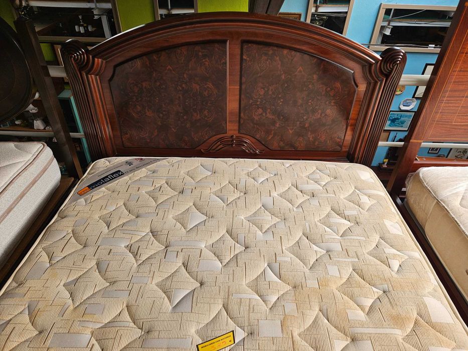 Excelente cama com estrado e colchão Molaflex - óptim
