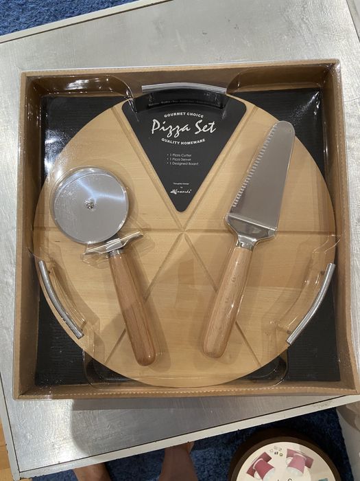 Base de madeira com respectivos utensilios de corte e de servir