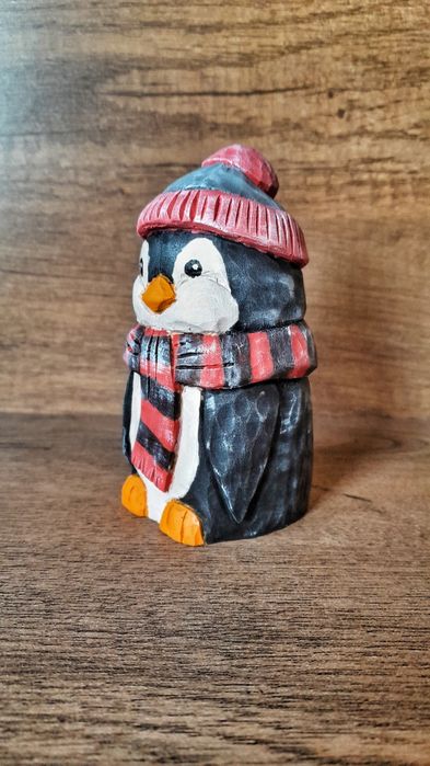 Opatulony pingwinek - rzeźba z drewna