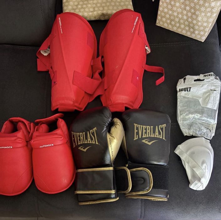 Vendo luvas ,caneleiras de box