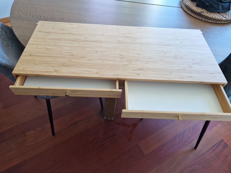 Prateleira com duas gavetas