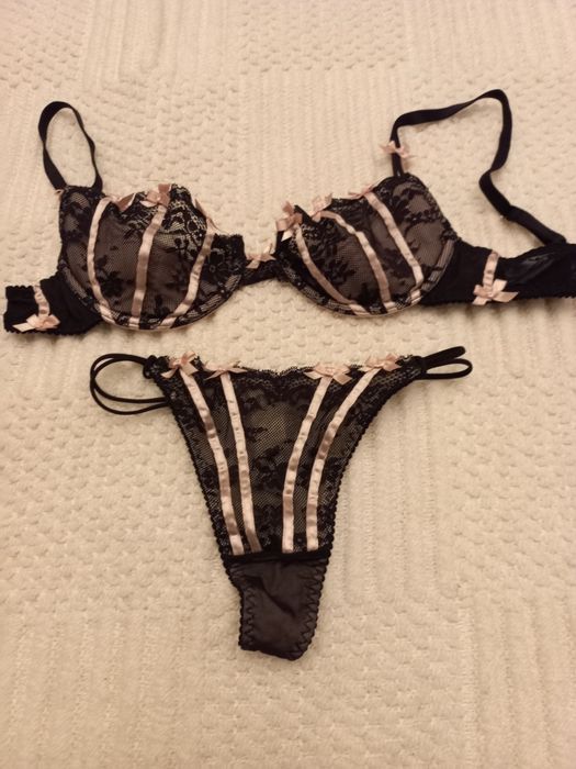 Conjunto de soutien e tanga pretos com fitas e laços salmão