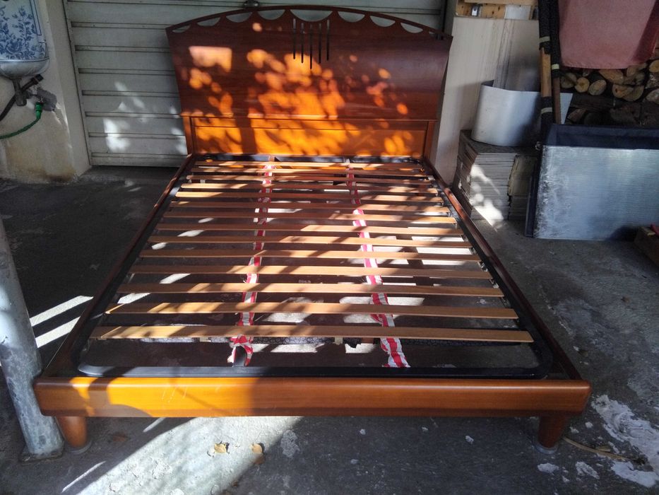 Cama de casal em cerejeira...   Pagamento só em dinheiro na hora ..