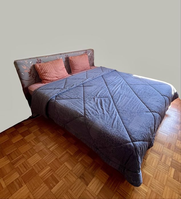 Cama de casal Doerfert Collection com cabeceira estofada