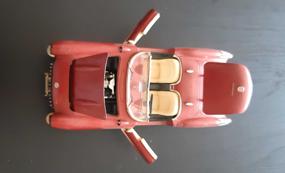 Vários carros em miniatura