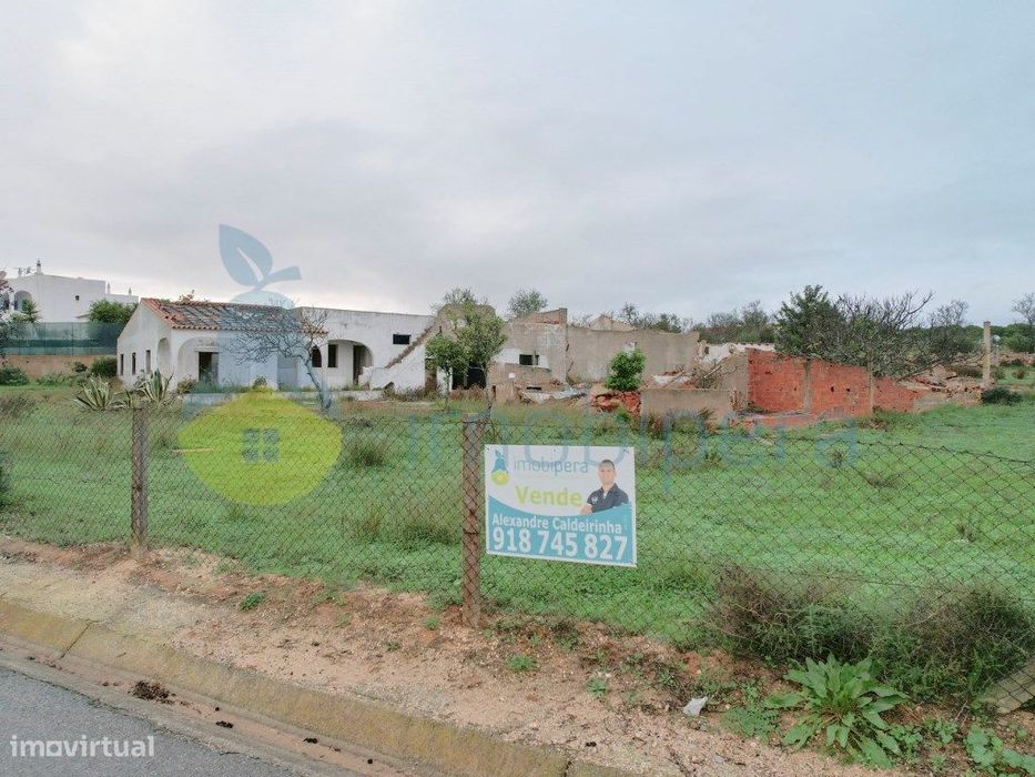 Moradia para remodelar em Lagoa num lote com 6770m2