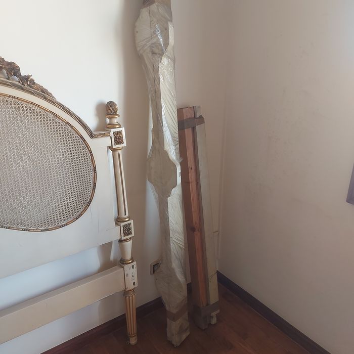PECHINCHA, URGENTE, VENDA RÁPIDA: Cama de casal muito antiga e rara, peça de antiquário, como nova.